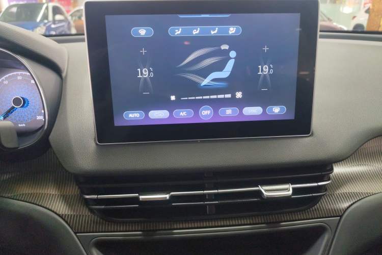 Used Hongqi E-QM5 2021 Charging Version Flagship Edition Audio And AC Panel