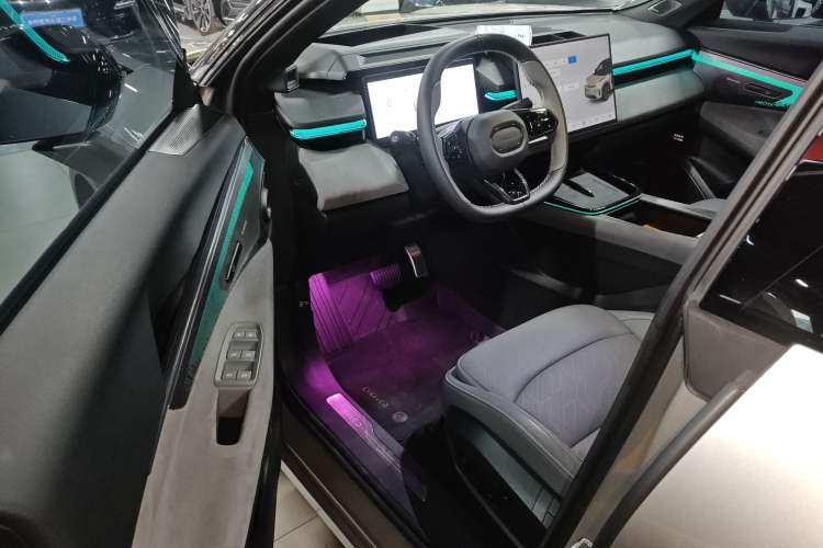 Used Lynk & Co 08 EM-P 2023 120km Long-Range Halo
