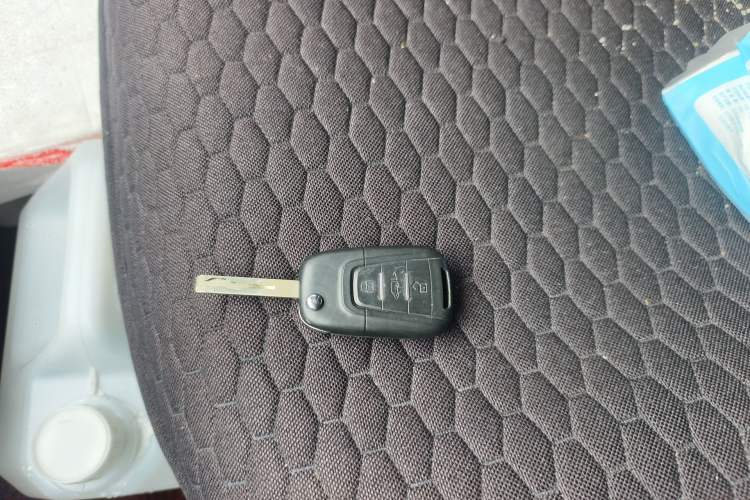 Used SAIC MAXUS Xintu V80 2023 2.0T Manual Classic City Delivery King Long Wheelbase Mid-Roof 3-Seater
