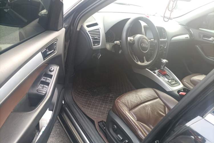Used Audi Q5 2013 40 TFSI Technology Edition Driver Seat