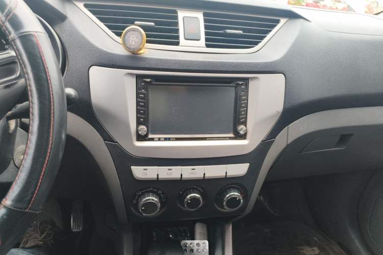 Used FAW Senya S80 2013 1.5L Manual 5-Seat Urban Fashion Edition Audio And AC Panel