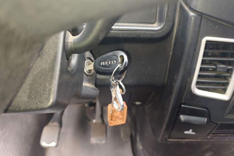 Used Iveco Daily 2020 2.8T V35 Box Truck with Dual Tires Mid-Roof Design 3 Seats Emission Standard China V
