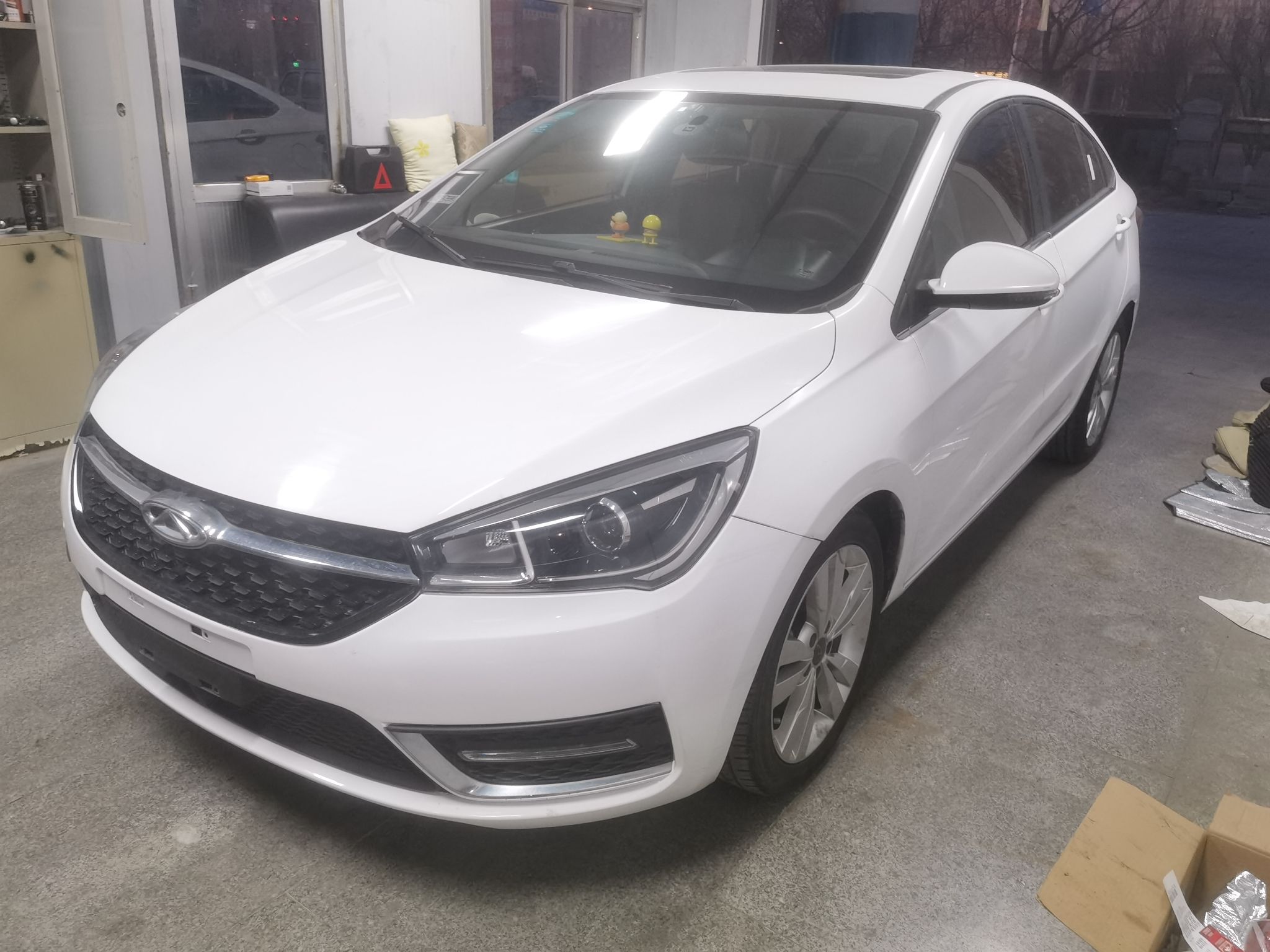 تحت مقدمة السيارة