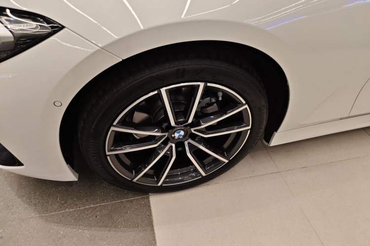 Used BMW 3 Series 2025 325i M Sport Package Left Front Wheel Hub