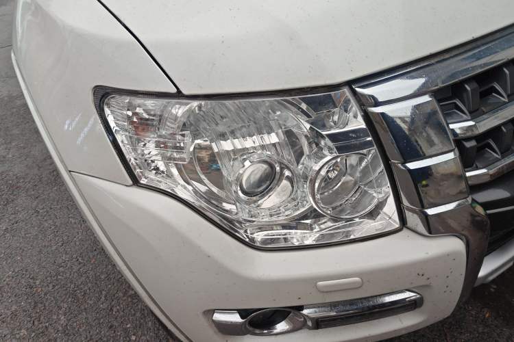 Used Mitsubishi Pajero  Right Front Headlight