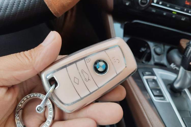 Used BMW 5 Series 2014 528Li Leading Model
