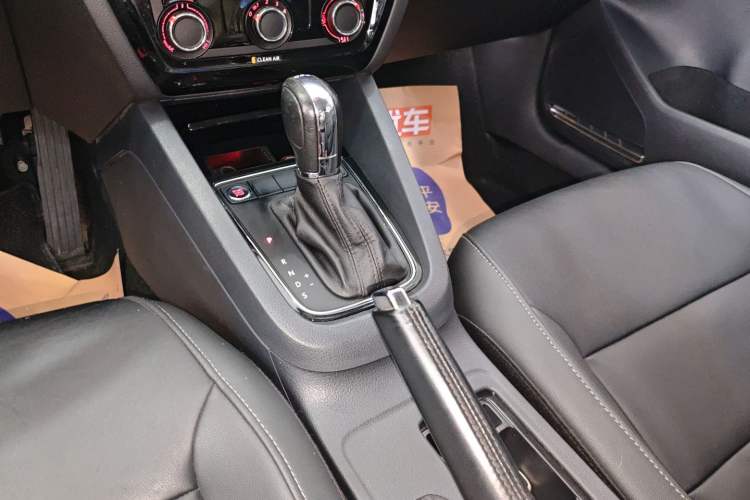Used Volkswagen Sagitar 2017 230TSI Automatic Comfort Version Gear Lever