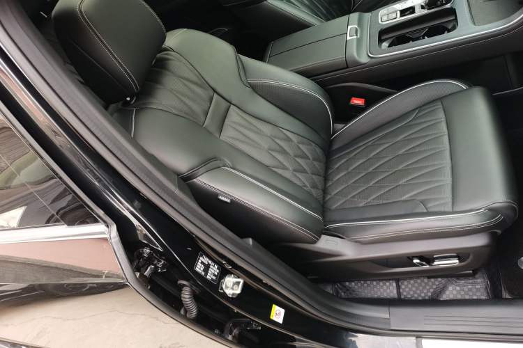 Used GAC Trumpchi GS8 2024 Linghang Series 2.0 TGDI Two-Wheel Drive Luxury Smart Connectivity Version
