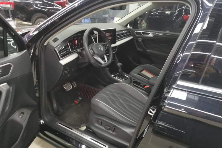 Used Volkswagen Tiguan L 2023 Restyled 330TSI Automatic Two-Wheel Drive R-Line Enhanced Comfort Version
