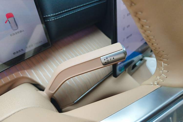 Used Chery Fengyun T11 2026 Model 220 All-Wheel Drive Family Fun Edition Gear Lever