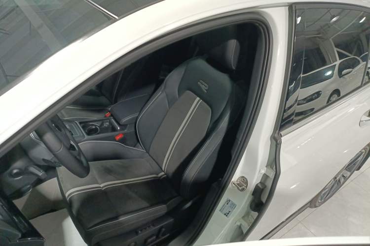 Used Volkswagen Golf 2023 Facelift 280TSI DSG R-Line Lite
