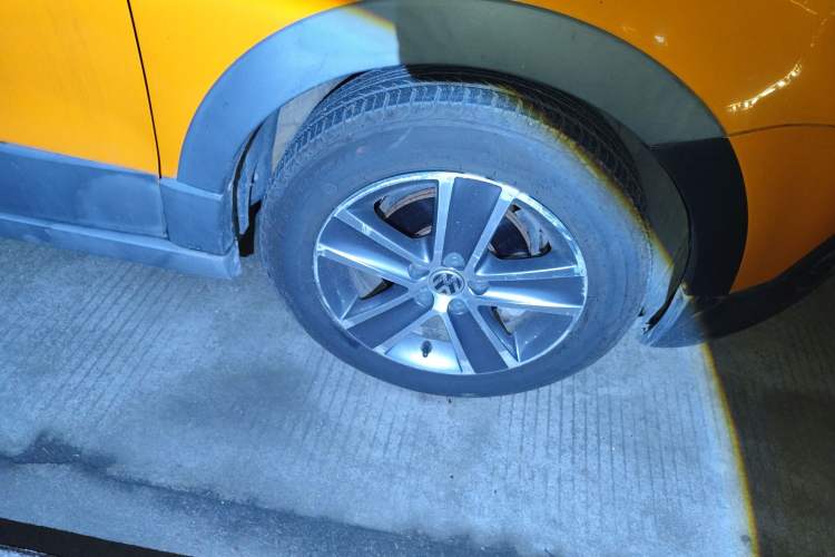 Used Volkswagen Polo 2012 1.6L Cross Polo Automatic Transmission Right Front Wheel Hub