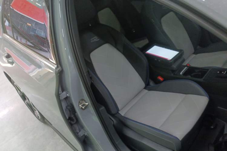 Used Volkswagen Golf 2025 300TSI R-Line
