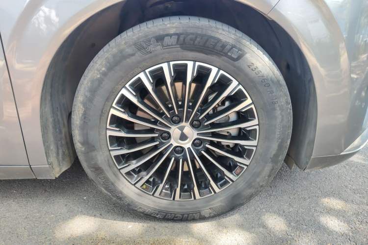 Used Denza D9 2022 DM-i 1040 Prestige Model
