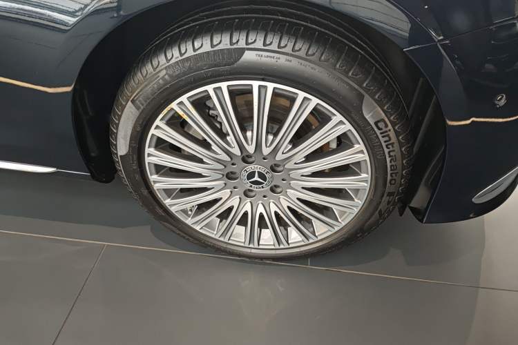 Used Mercedes-Benz E-Class 2023 E 300 L Luxury Model Right Front Wheel Hub