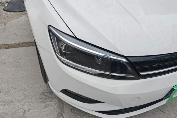 Used Volkswagen Lamando 2015 230TSI Manual Trend Edition Right Front Headlight