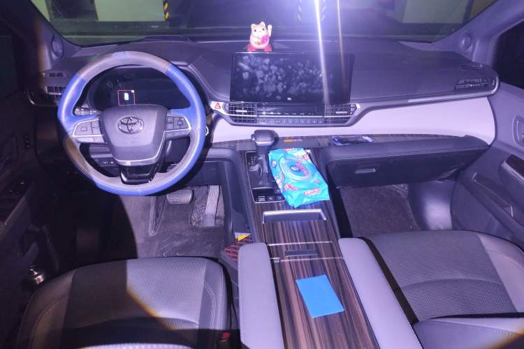 Used Toyota Granvia 2022 2.5L Hybrid Flagship Edition Center Console