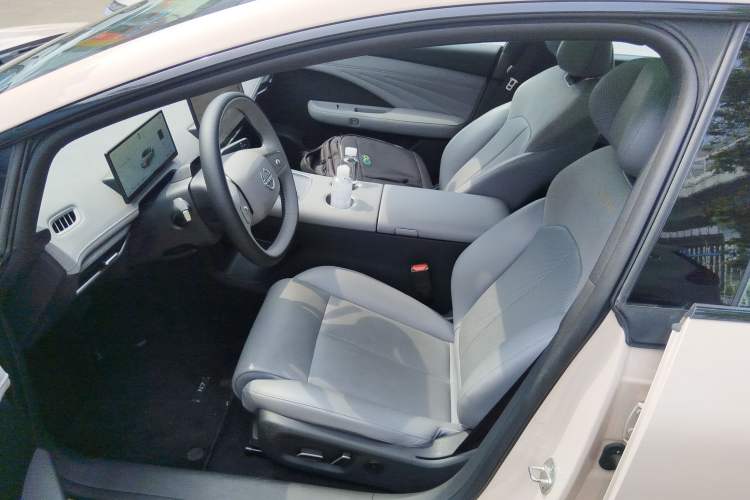 Used Nissan N7 2025 625 Max Left Front Seat
