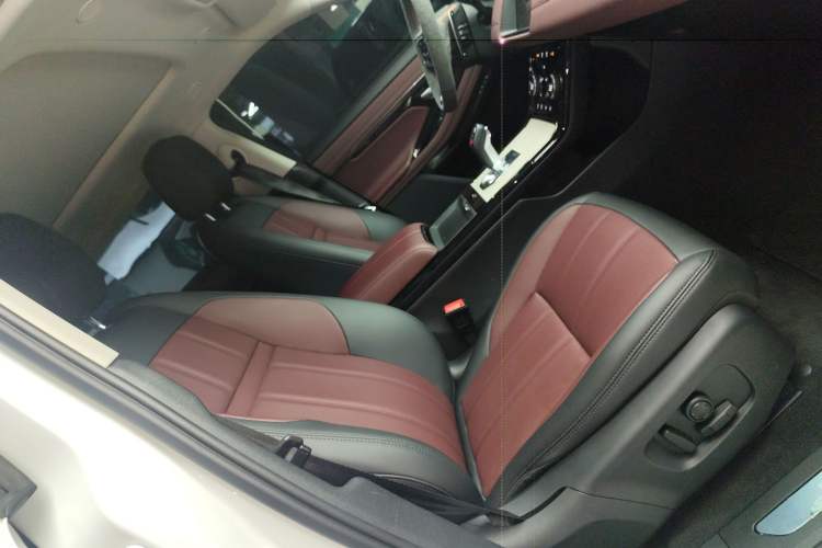 Used Land Rover Range Evoque New Energy 2023 Aurora L P300e Plug-in Hybrid Electric Version Right Front Seat