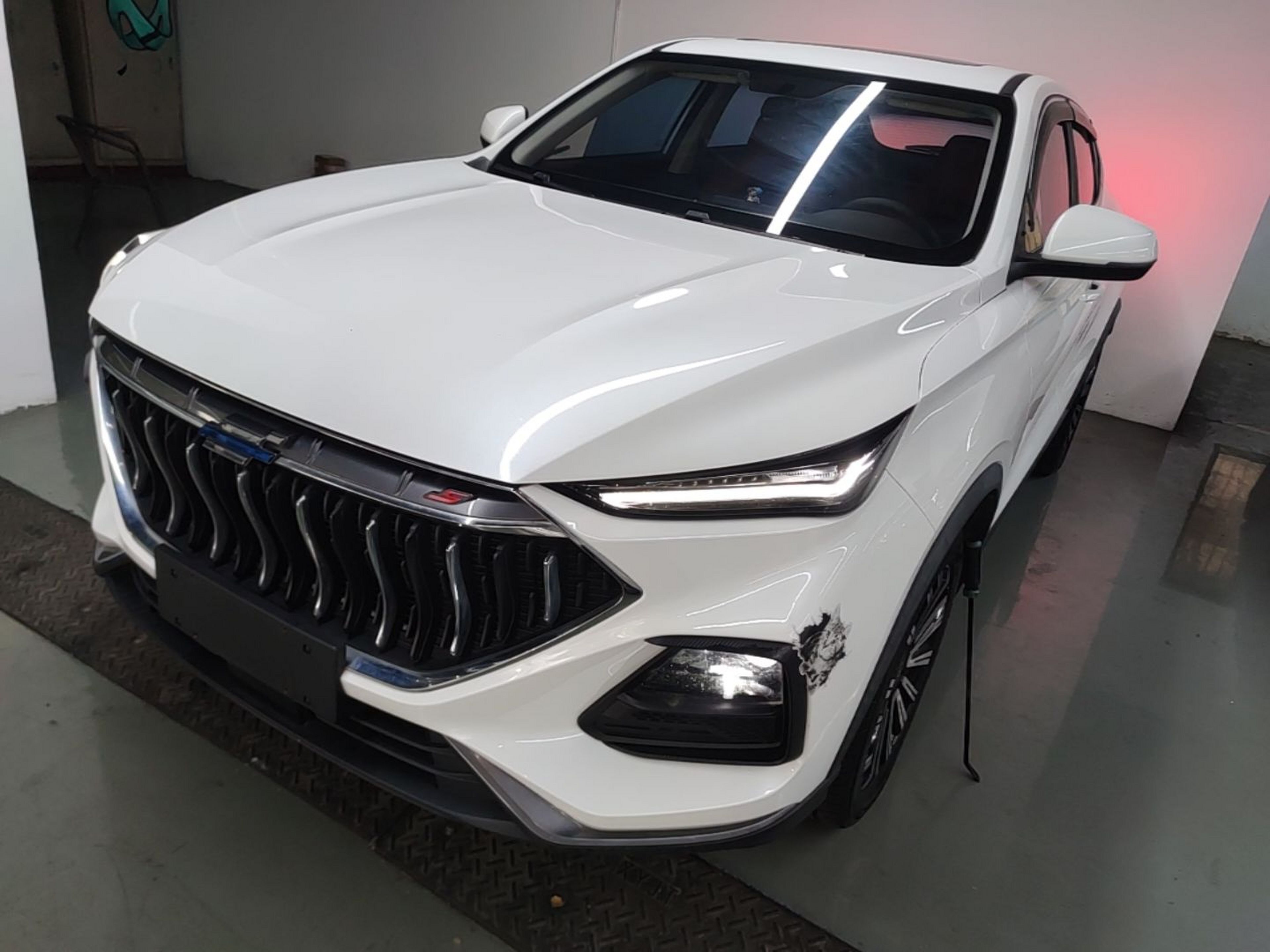 Под передней частью автомобиля