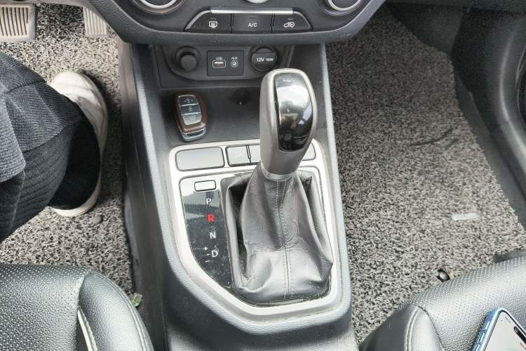 Used Hyundai ix25 2015 1.6L Automatic Two-Wheel Drive Smart GLS Trim Gear Lever