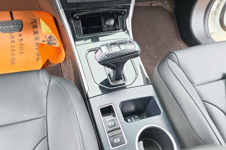 Used Haval H2 2018 Red-Label 1.5T Dual-Clutch Two-Wheel-Drive Elite Model Gear Lever