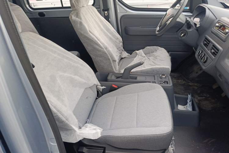 Used Wuling Yangguang 2024 300KM Comfort Version Passenger Van 75kW Right Front Seat