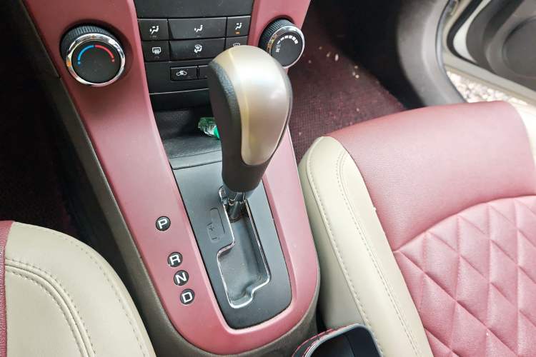 Used Chevrolet Cruze 2015 1.5L Classic SE AT Gear Lever