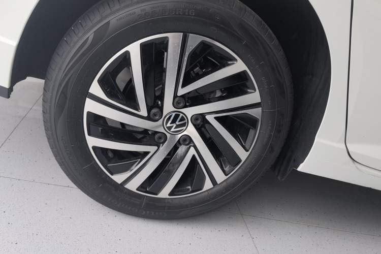 Used Volkswagen Lavida 2024 1.5L Automatic Starry Sky 5 Million Edition Right Rear Wheel Hub