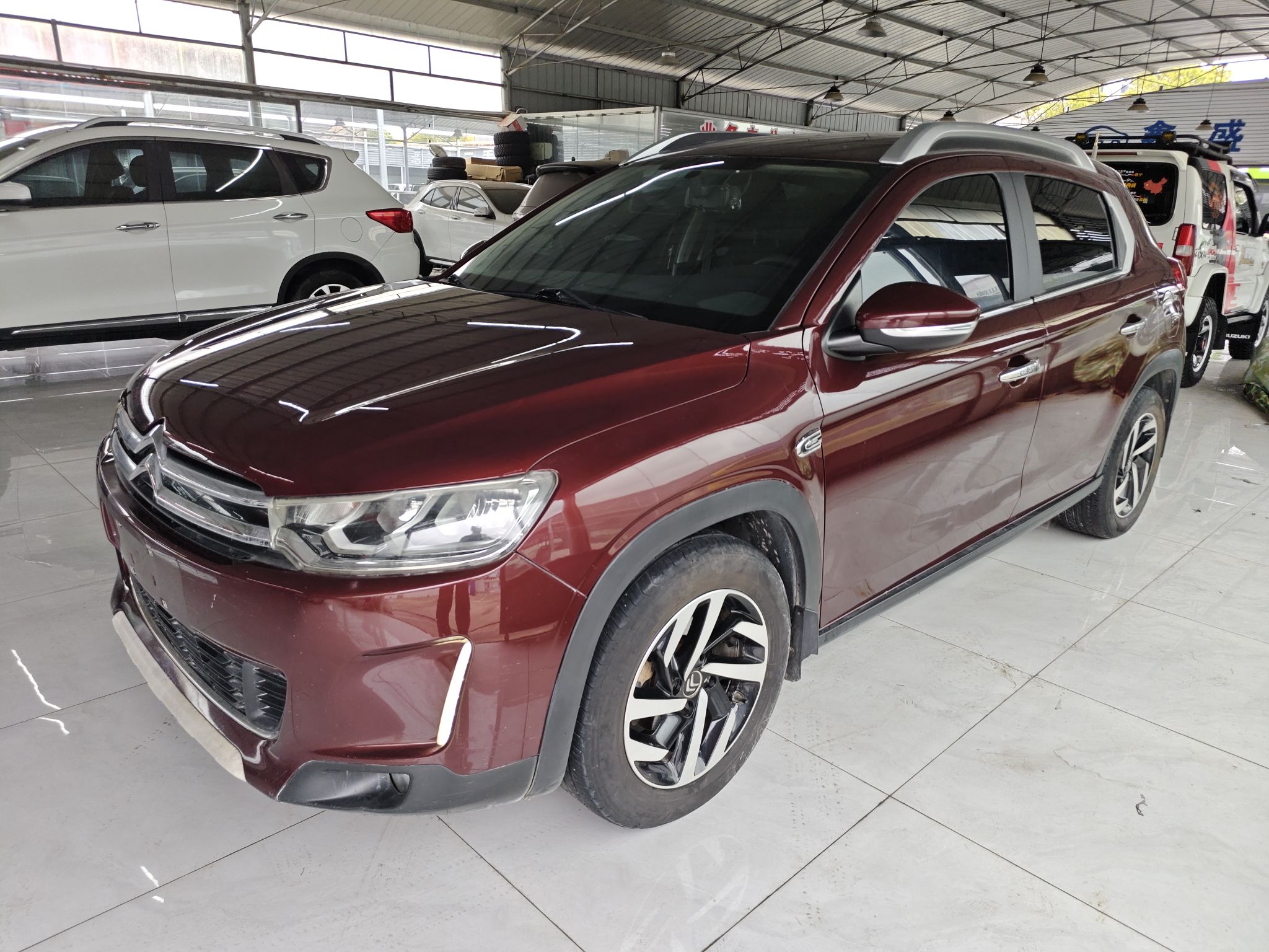 تحت مقدمة السيارة