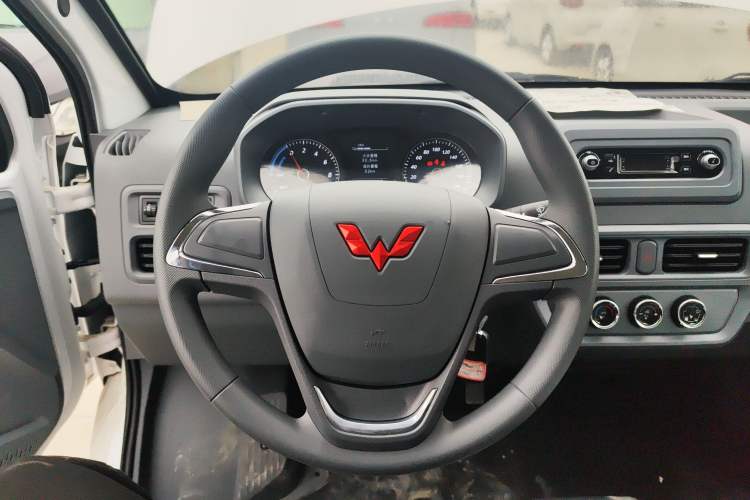 Used Wuling Yangguang 2024 300KM Comfort Version Passenger Van 75kW