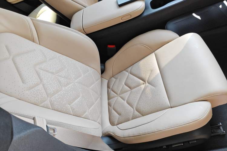 Used Nio ET5 2022 100 kWh Right Front Seat