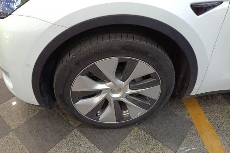 Used Tesla Model Y 2022 Long-Range All-Wheel-Drive Version