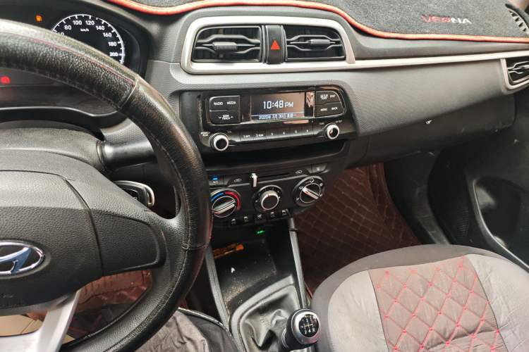 Used Hyundai Verna (older generation) 2017 1.4L Manual Colorful Skyroof Version China V Standard Audio And AC Panel