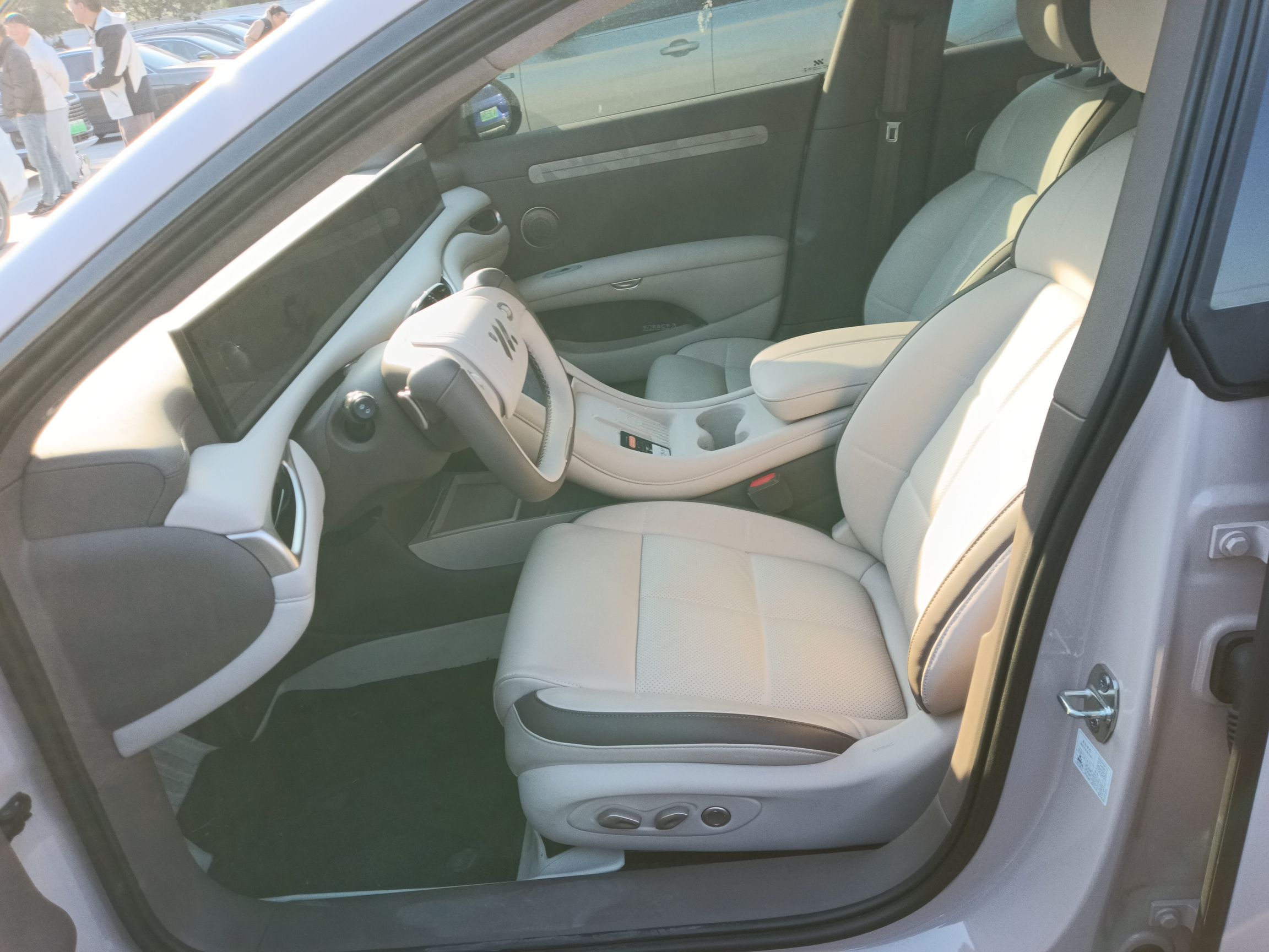 Переднее сиденье в автомобиле