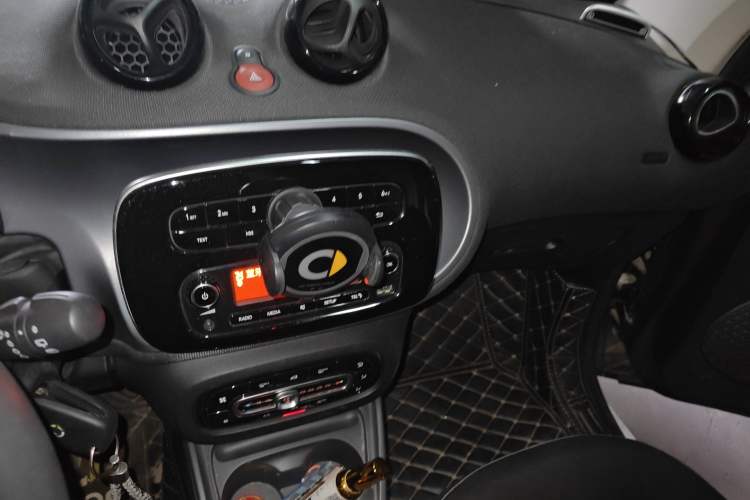 Used smart fortwo 2018 1.0L 52kW Hardtop Passion Edition China V Standard Audio And AC Panel