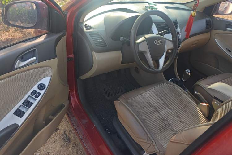 Used Hyundai Verna (older generation) 2010 Sedan 1.4L Manual Comfort GS Driver Seat