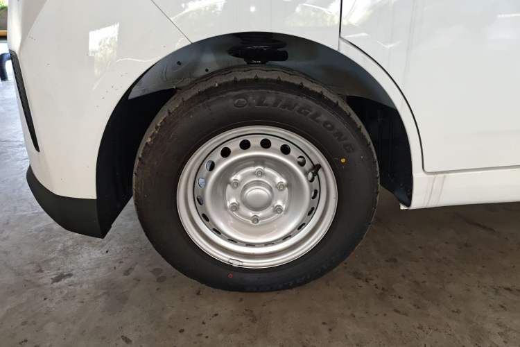 Used Wuling Yangguang 2024 300KM Comfort Version Passenger Van 75kW