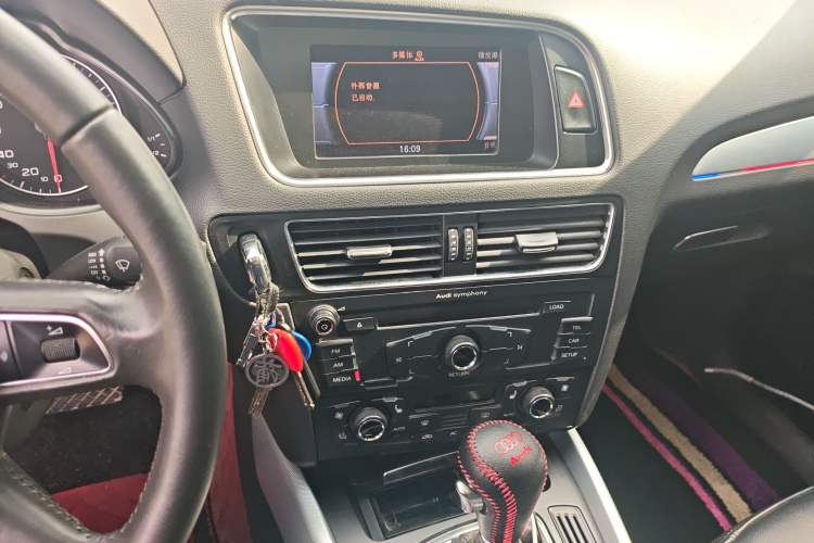 Used Audi Q5 2012 2.0TFSI Technology Model Audio And AC Panel