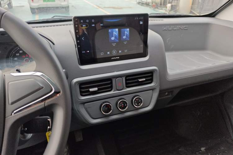 Used Wuling Yangguang 2024 300km Comfort-Grade Passenger Van 60kW