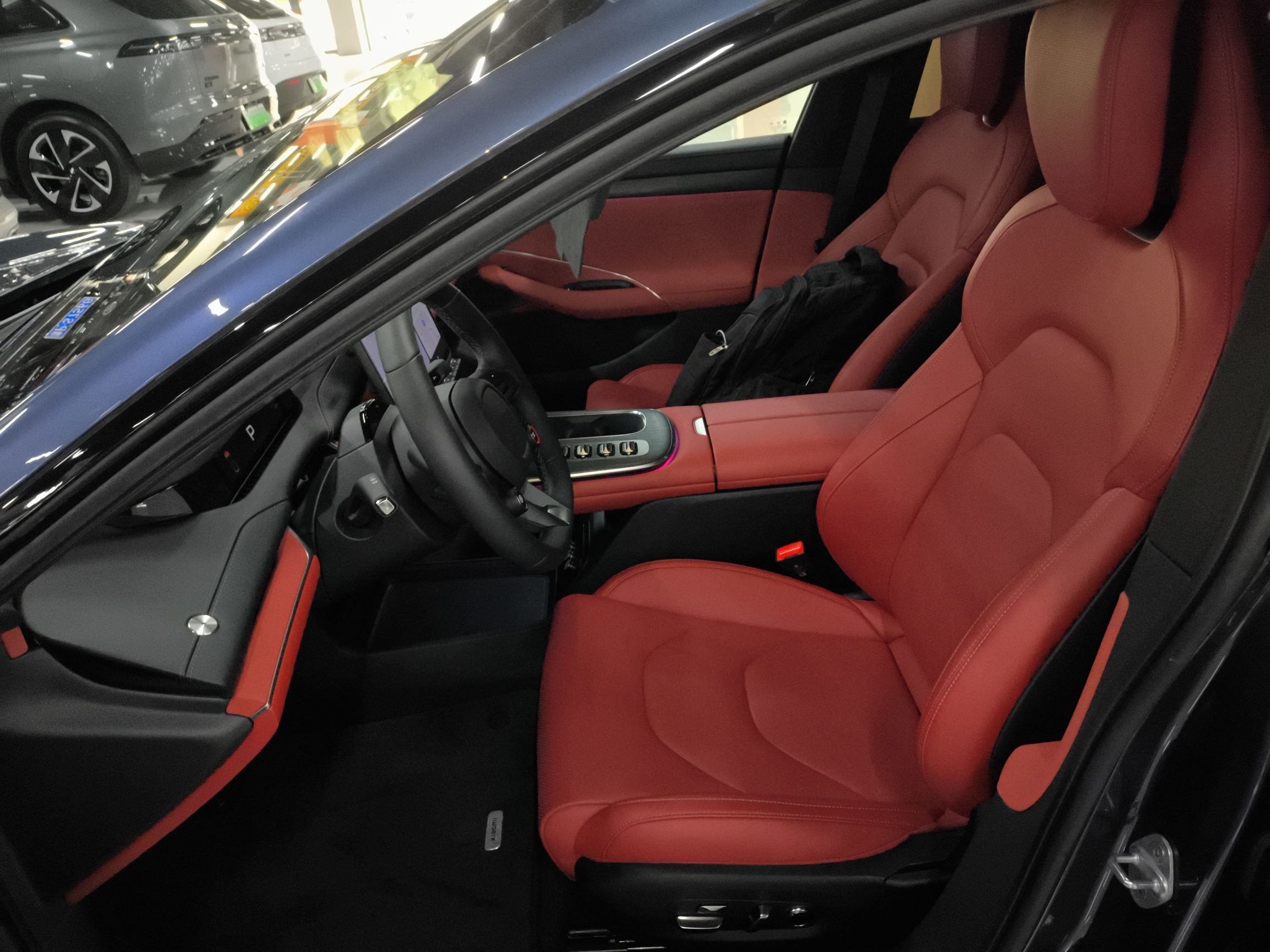 المقاعد الأمامية داخل السيارة