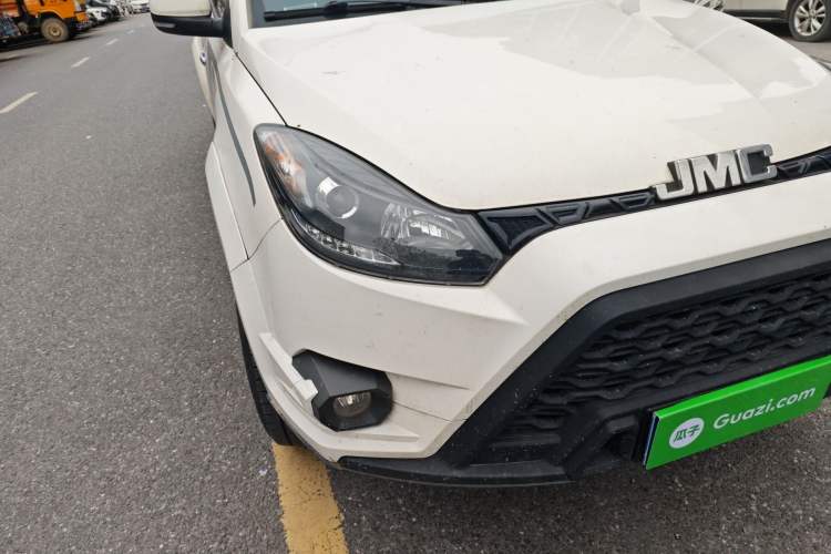 Used JMC Yuhu 5 2018 2.4T Classic Edition Diesel Manual 4x4 Luxury Shield Version with Extended Wheelbase Right Front Headlight