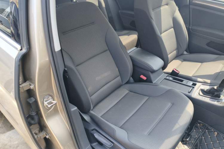 Used Volkswagen Golf 2017 1.6L Automatic Comfort Million-Vehicle Anniversary Edition Right Front Seat