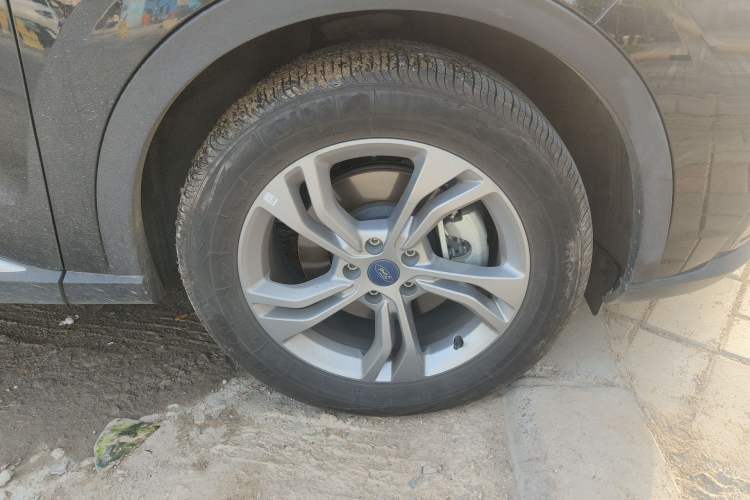 Used Ford Equator Sport 2023 EcoBoost 170 Elite Model Right Front Wheel Hub