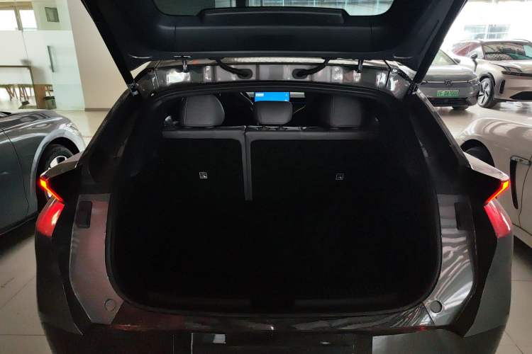 Used Lynk & Co Z20 2025 530 km Range Rear-Wheel Drive Pro Trunk