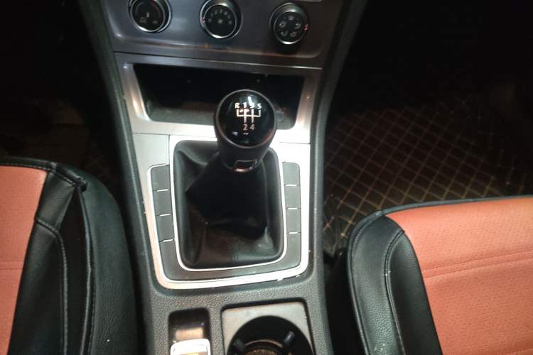 Used Volkswagen Golf 2016 1.6L Manual Fashion Edition Gear Lever