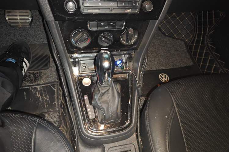 Used Volkswagen C-TREK 2017 230TSI DSG Comfort Version Gear Lever