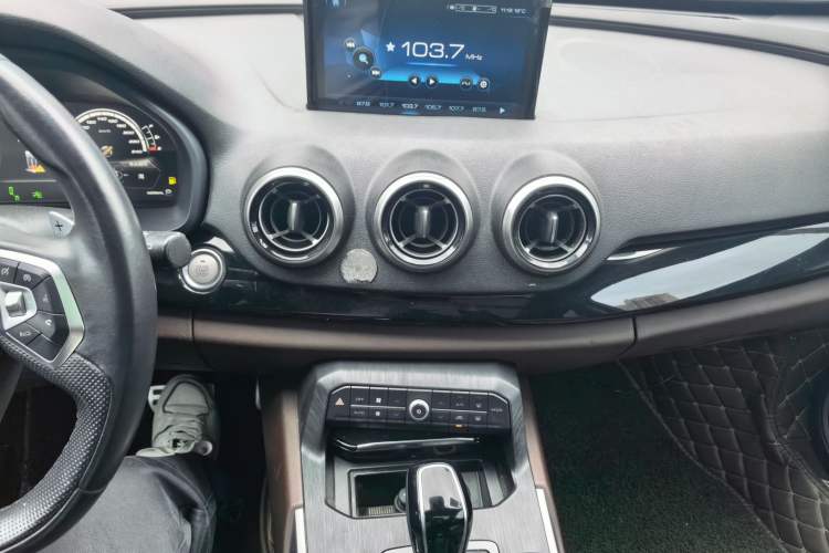 Used Wey VV7 2017 2.0T Flagship Model Audio And AC Panel