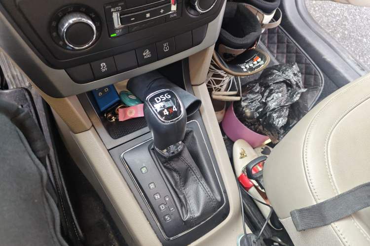 Used Skoda Yeti 2014 1.8TSI DSG Polar Edition Gear Lever