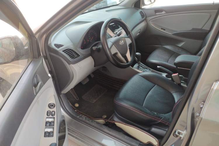 Used Hyundai Verna (older generation) 2014 1.4L Automatic Smart GLS Interior 3